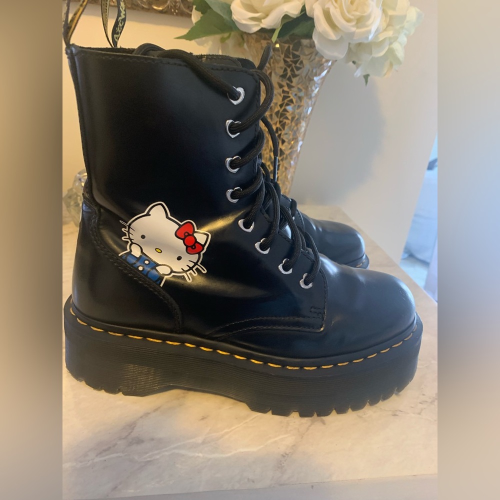 Dr Martens Hello Kitty size 7